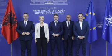 Kryediplomati i Shqipërisë pret drejtuesit shqiptarë të Luginës së Preshevës