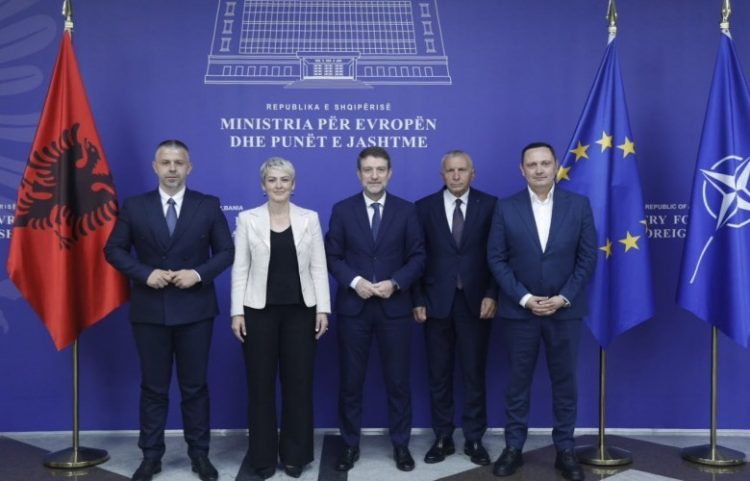 Kryediplomati i Shqipërisë pret drejtuesit shqiptarë të Luginës së Preshevës