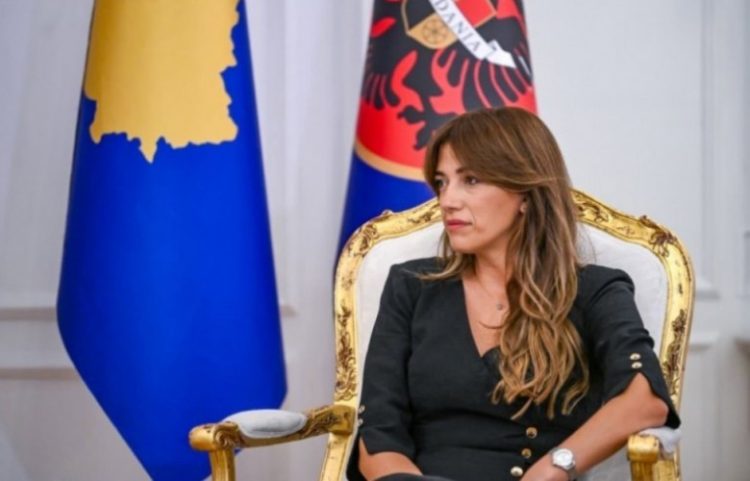 Haxhiu ngushëllon familjen e policit që humbi jetën në krye të detyrës