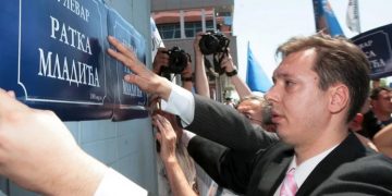 Mlladiqi vďes në Hagë, Vuçiqi dikur i vendoste tabela në emër të tij