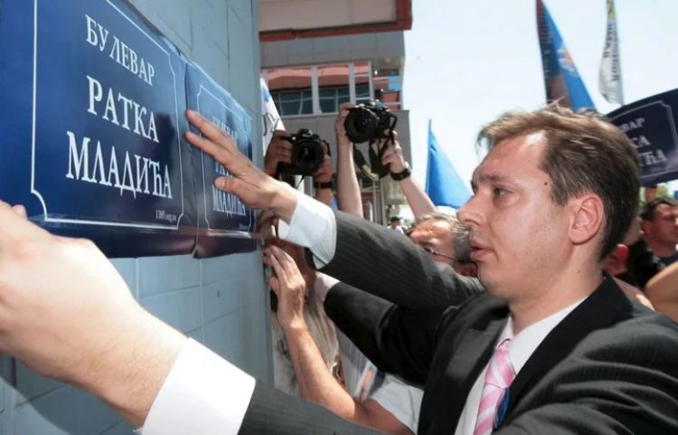 Mlladiqi vďes në Hagë, Vuçiqi dikur i vendoste tabela në emër të tij