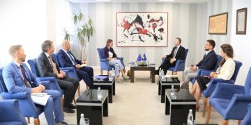 Zulfaj takohet me drejtuesit e Zyrës së BE-së në Kosovë
