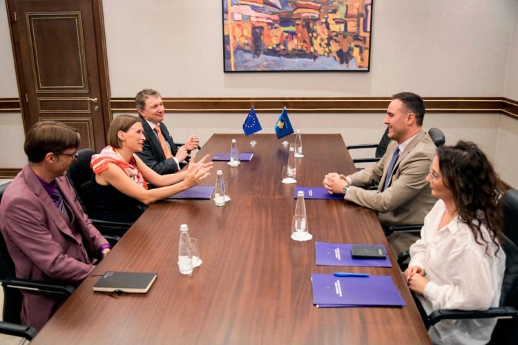 Konjufca pret në takim lamtumirës shefen në detyrë të Zyrës së BE-së në Kosovë