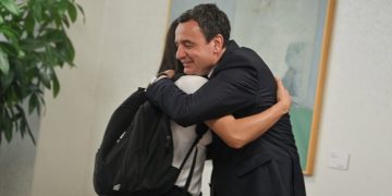 “Medaljen e artë ia dedikova Kosovës”, Donjeta takohet me Kurtin pas triumfit historik