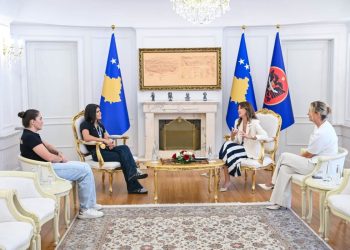 Haxhiu dekoron me Medaljen Presidenciale të Meritave boksieren Donjeta Sadiku