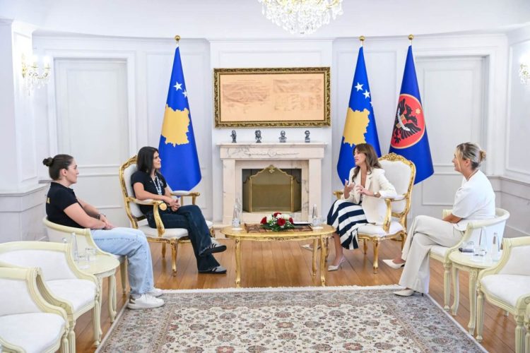 Haxhiu dekoron me Medaljen Presidenciale të Meritave boksieren Donjeta Sadiku
