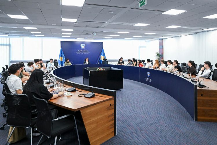 Kurti priti studentët nga mërgata, diskutuan për zhvillimet politike dhe rolin e të rinjve