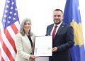Maqedonci nderon senatorë Joni Ernst me medaljen për shërbim të shquar