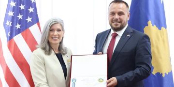 Maqedonci nderon senatorë Joni Ernst me medaljen për shërbim të shquar