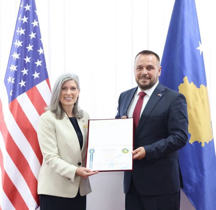 Maqedonci nderon senatorë Joni Ernst me medaljen për shërbim të shquar