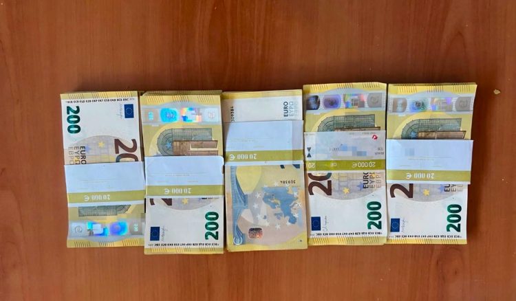 100 mijë euro të padeklaruara kapen në Dheu të Bardhë
