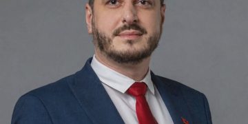 Përplasje për tekstet shkollore, Kelmendi i përgjigjet Hykmete Bajramit