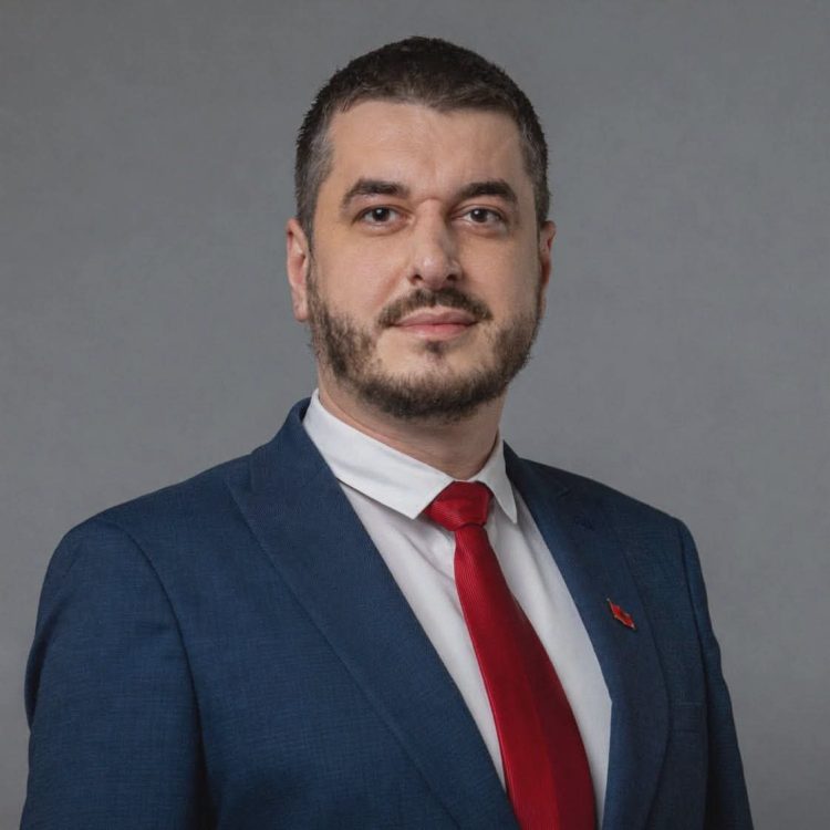 Përplasje për tekstet shkollore, Kelmendi i përgjigjet Hykmete Bajramit