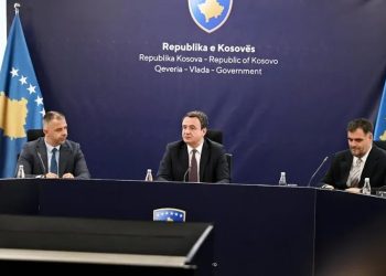 Kurti pret përfaqësuesit shqiptarë nga Lugina: Serbia duhet të japë përgjigje për bllokimin e mbi 2 milionë eurove