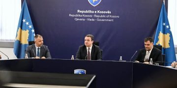 Kurti pret përfaqësuesit shqiptarë nga Lugina: Serbia duhet të japë përgjigje për bllokimin e mbi 2 milionë eurove