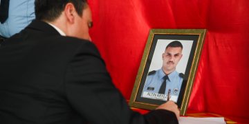 Kurti vizitoi për ngushëllime familjen e zyrtarit policor Altin Kryeziu