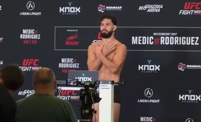 Sportisti shqiptar shfaq shqiponjën dykrenare në Beograd