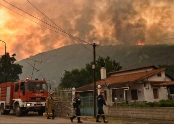 Greqi, zjarret përfshijnë Kretën, Parosin dhe Lesbosin, vazhdojnë evakuimet