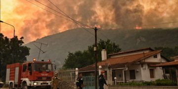 Greqi, zjarret përfshijnë Kretën, Parosin dhe Lesbosin, vazhdojnë evakuimet