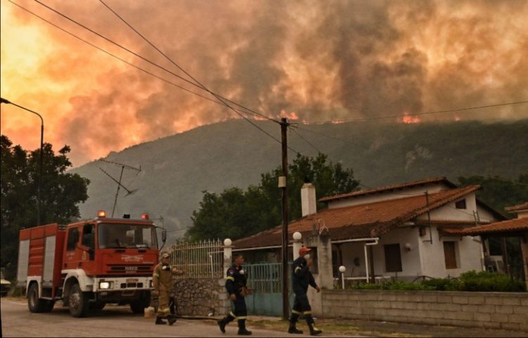 Greqi, zjarret përfshijnë Kretën, Parosin dhe Lesbosin, vazhdojnë evakuimet