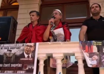 Debati për hapjen e konsullatës serbe në Shkodër, banorët në protestë: I kemi të freskëta plagët