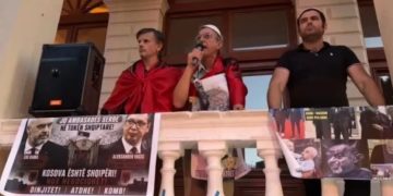Debati për hapjen e konsullatës serbe në Shkodër, banorët në protestë: I kemi të freskëta plagët