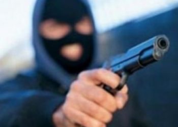 Tre personave u zihet prita nga një person i armatosur, u kërkohen para