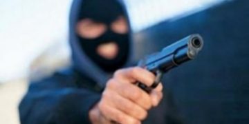 Tre personave u zihet prita nga një person i armatosur, u kërkohen para