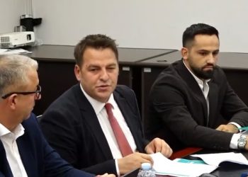 Muja thotë se qumështorja “Vita” furnizohet me ujë për ujitje, akuzon edhe kompaninë “Drini i Bardhë”