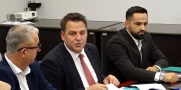 Muja thotë se qumështorja “Vita” furnizohet me ujë për ujitje, akuzon edhe kompaninë “Drini i Bardhë”