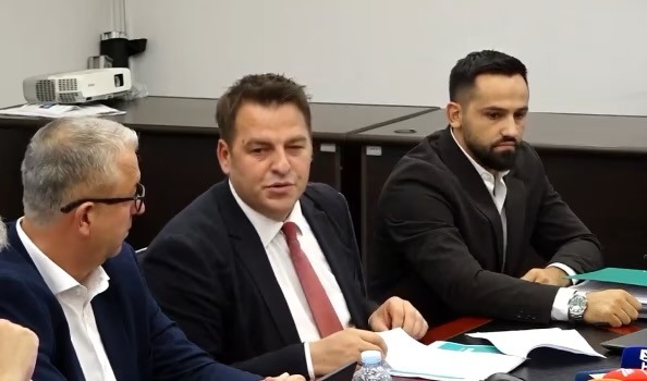 Muja thotë se qumështorja “Vita” furnizohet me ujë për ujitje, akuzon edhe kompaninë “Drini i Bardhë”
