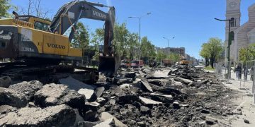 Dëmtohet gypi gjatë punimeve në sheshin “Xhorxh Bush”, ndërpritet furnizimi me ujë