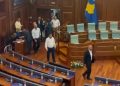 Kuvendi gati për seancën konstituive, deputetët fillojnë të hyjnë në sallë