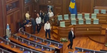 Kuvendi gati për seancën konstituive, deputetët fillojnë të hyjnë në sallë