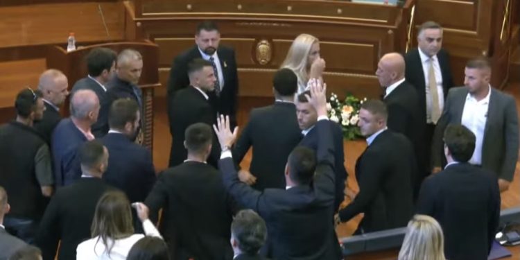 Tensione në Kuvend