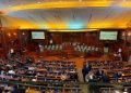 Ambasada britanike: Politikanët të punojnë së bashku për ta zgjidhur situatën