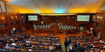 Ambasada britanike: Politikanët të punojnë së bashku për ta zgjidhur situatën