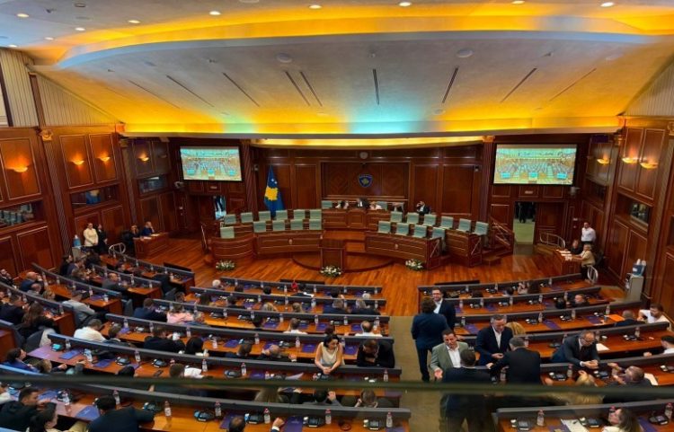 Ambasada britanike: Politikanët të punojnë së bashku për ta zgjidhur situatën