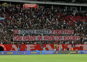 Tifozët e “Zvezdës”, mesazh Vuçiqit: “Derisa ti e pret një nazist, serbët po derdhin gjak në Kosovë”