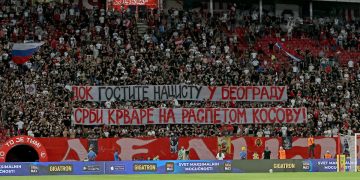 Tifozët e “Zvezdës”, mesazh Vuçiqit: “Derisa ti e pret një nazist, serbët po derdhin gjak në Kosovë”