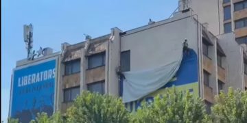 Largohet flamuri gjigant i Ukrainës që ishte i vendosur në qendër të Prishtinës