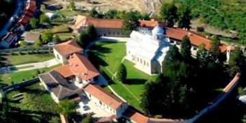 KFOR-i nis integrimin e Policisë së Kosovës në sigurinë e Manastirit të Deçanit
