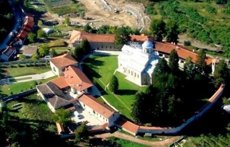KFOR-i nis integrimin e Policisë së Kosovës në sigurinë e Manastirit të Deçanit