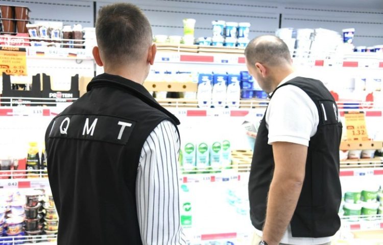 Tërhiqen nga tregu produktet e qumështit të ndaluara për shitje