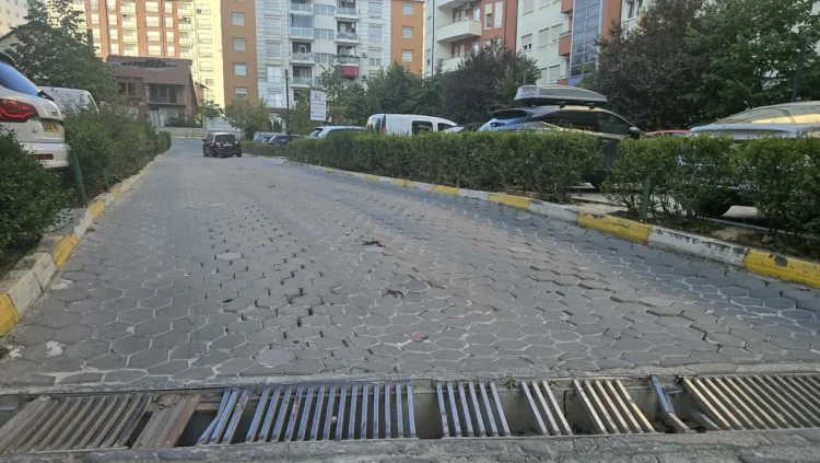 Banorët ankohen për gjendjen e rrugës “Stokholmi” në Prishtinë, kërkojnë ndërhyrjen e Komunës