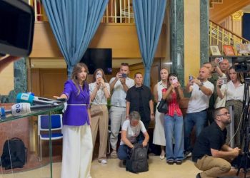 Haxhiu nuk e mban konferencën për media, shkak prania e deputetëve të PDK-së