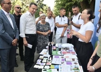 Kurti thotë se bursat për studentë u rritën edhe në numër edhe në vlerë