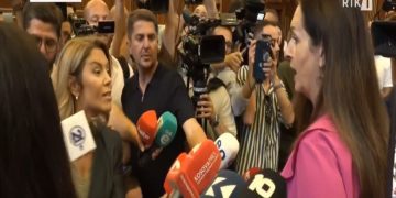 Tensione në Kuvend, deputetët e PDK-së dhe Aleancës përplasen me të LVV-së (Video)