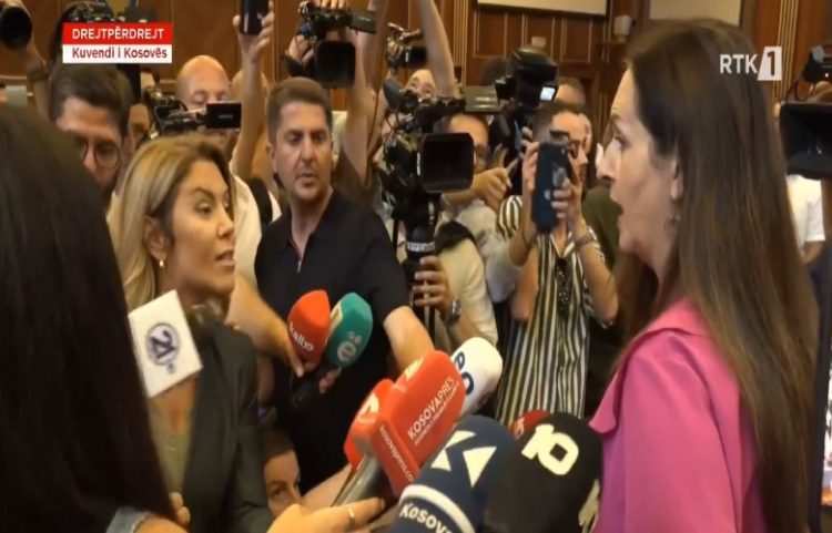 Tensione në Kuvend, deputetët e PDK-së dhe Aleancës përplasen me të LVV-së (Video)
