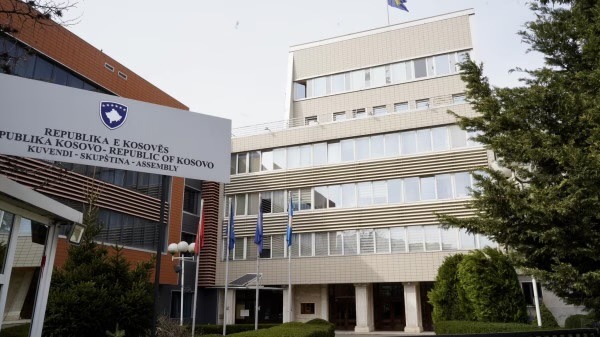 Kuvendi me komunikatë, fajëson deputetët e PDK-së dhe Aleancës që kanë ndërprerë vizitën e mërgimtarëve